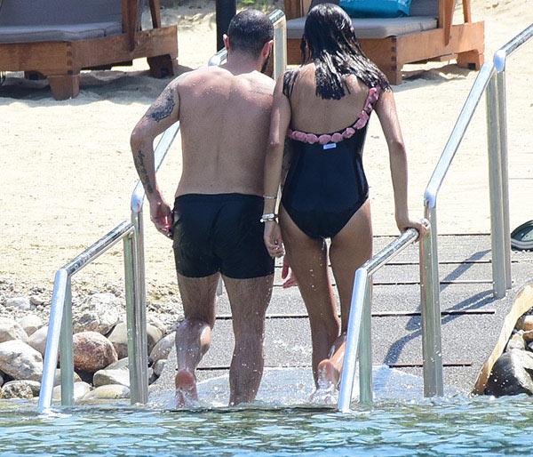  Məşhur müğənni arvadıyla görüntüləndi  - Duş qəbul edərkən - FOTOLAR